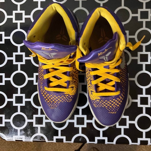 Kobe 9 Elite GS ‘Team’, size 5 1/2 youth/ 7 women - Picture 4 of 7